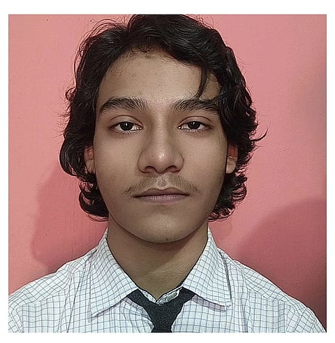 উচ্চতৰ মাধ্যমিক পৰীক্ষাত দিবাকৰ দাসে ৮৯.৬% নম্বৰ লাভ কৰি, পলাশবাৰীলৈ গৌৰৱ কঢ়িয়াই আনে