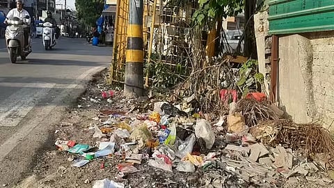 ‘আবৰ্জনাৰ হটস্পট’: হাতীগাঁও-বেলতলাৰ পথৰ কাষৰ আৱৰ্জনাক লৈ ক্ষোভ বাসিন্দাসকলৰ