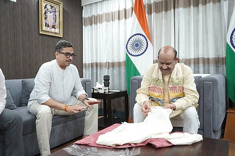 এৰী চিল্ক আৰু কোটা ডৰিয়াৰ সংমিশ্ৰণ: আন্তঃআঞ্চলিক হস্ততাঁত সহযোগিতাৰ বৃহৎ পদক্ষেপ কেন্দ্ৰৰ