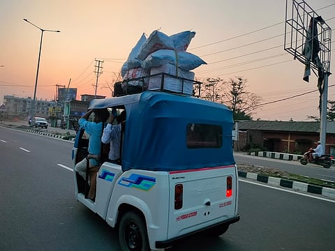 গুৱাহাটীৰ জালুকবাৰীত অবৈধ ই-ৰিক্সা অভিযানে সন্দেহযুক্ত বাংলাদেশী মূল যাত্ৰী আৰু জনগাঁথনিৰ পৰিৱৰ্তনক লৈ আশংকাৰ সৃষ্টি কৰিছে