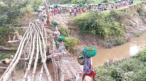 অসমঃ বক্সা পাহাৰৰ ঐতিহাসিক শিলাখোদিত ভাস্কৰ্যস্থলীলৈ যোৱা একমাত্ৰ বাঁহৰ দলং ভাঙি পৰিল