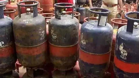 New Delhi: Public Sector Oil Marketing Companies Raise Commercial LPG Prices Ahead of Interim Budget