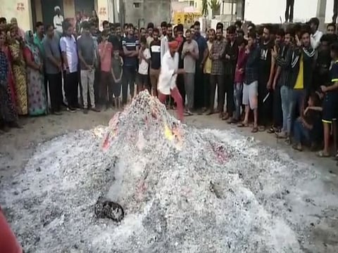 Rajasthan: Kokapur Village Keeps Age-Old Tradition Alive; Walking on Embers Marks Holi Celebration