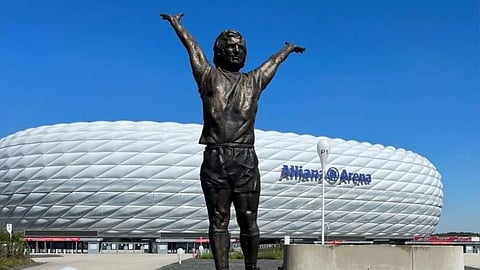 Bayern Munich to honour Beckenbauer with statue outside Allianz Arena