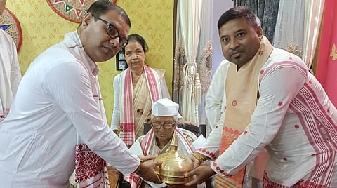 Tinsukia District Journalists Association felicitated centenarian freedom fighter