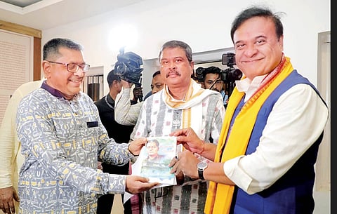 Assam CM Himanta Biswa Sarma visits Bezbarua’s house in Sambalpur