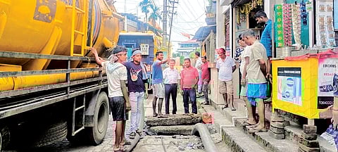 Assam: Dibrugarh Municipal Corporation uses super-sucker to clean drains