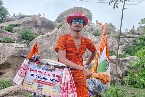 Assam: Pathsala youth Himangshu Sarma paddles 1100 km to Jharkhand