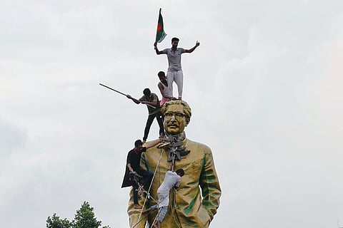Bangladesh: Protesters vandalise Sheikh Mujibur Rahman’s statue in Dhaka