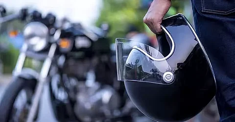 Autorickshaw Driver Shocked After Being Fined for 'Riding Without Helmet' Under MV Act