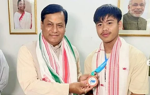 Union Minister Sarbananda Sonowal felicitates Assam’s rising star Bedabrat Bharali