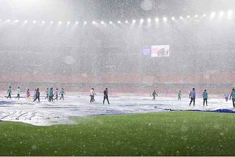 Rain plays spoilsport