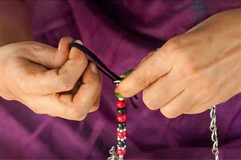 पारंपरिक आभूषण बनाना