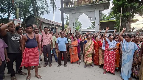 Protesters shouting slogans against the eviction drive.