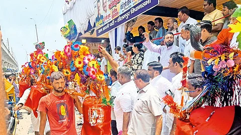 Muslims continue to shower kanwariyas with rose petals at Sadbhavna Camp