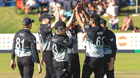 New Zealand hold nerve to down South Africa