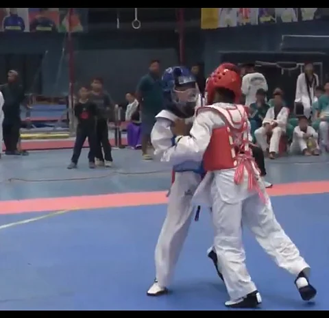 Stills from an ongoing boxing match.