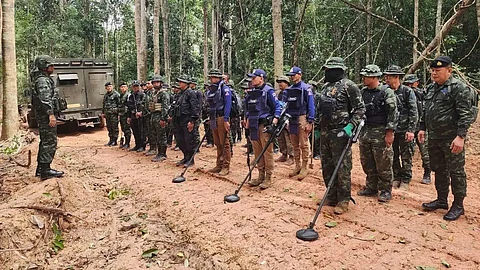Thailand seals border