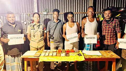 The arrested accused along with the contraband.