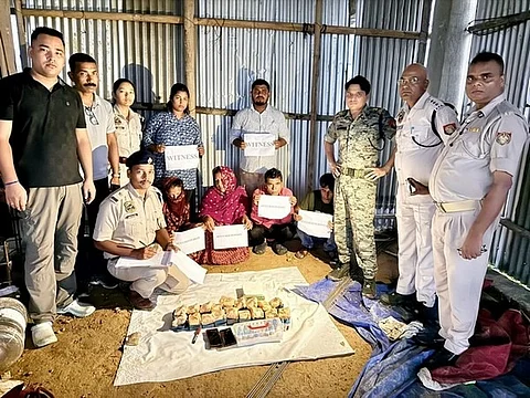 Arrested drug Peddlers with the seized contraband.