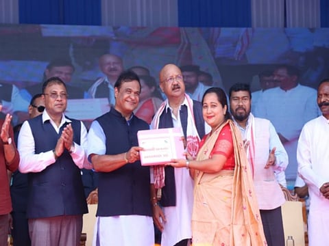 CM distributes cheques amounting to Rs 10,000 each to 18,370 women under MMUA