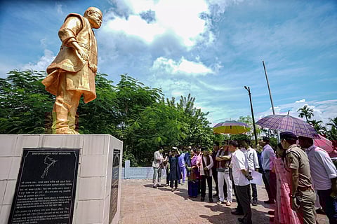pays tributes