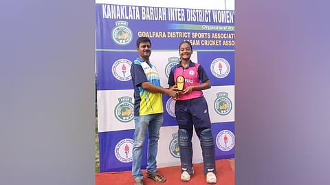 Photo of the winner receiving the trophy in the match