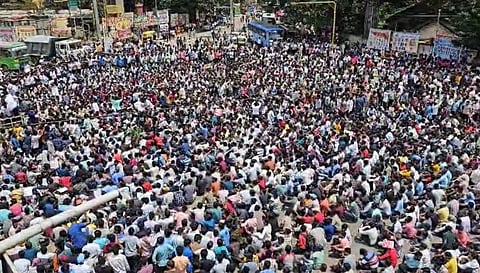 Students hold protest in Karnataka’s Dharwad demanding age limit hike, job vacancies fill