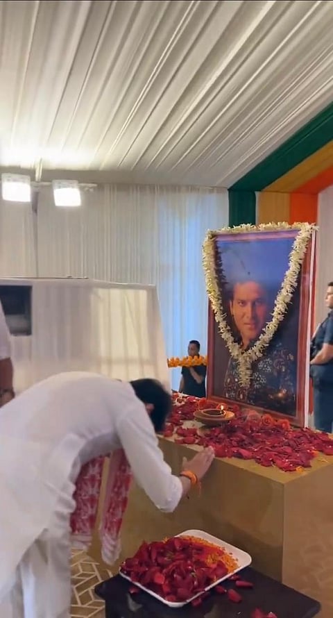 Image of union minister Jyotiraditya Scindia pay Tribute to Zubeen Garg