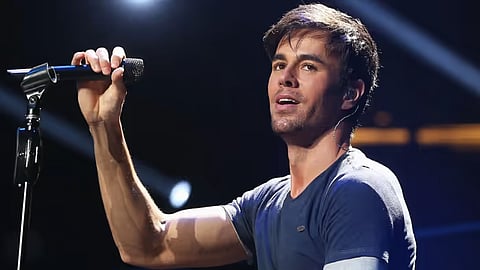 Enrique Iglesias returns to Indian stage after 13 years, performs to star studded audience in Mumbai