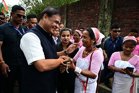 Image of Assam Chief Minister Himanta Biswa Sarma while addressing the people in Doomdooma at the MMMUA checks distribution programme