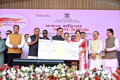 Image of Assam Chief Minister Himanta Biswa Sarma while distributing the MMUA cheques at Raha