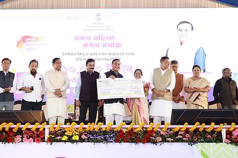 Image of Assam Chief Minister Himanta Biswa Sarma while distributing seed fund under MMMUA in Guwahati
