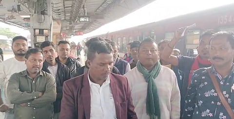 Image of the regular passengers protesting