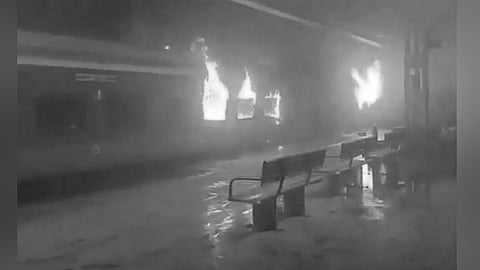 Fire engulfs Tatanagar-Ernakulam Express