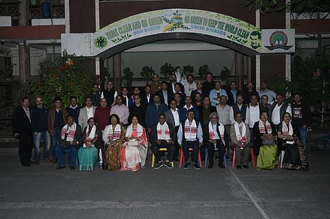 Image of the 1995 batch and teachers of Don Bosco