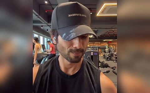 Bollywood actor Shahid Kapoor vibes to ‘Aashiqon Ki Colony’ in gym
