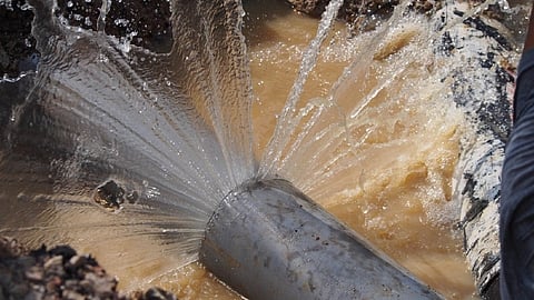 Burst Water Pipeline Triggers Fresh Waterlogging on Guwahati’s Zoo Road