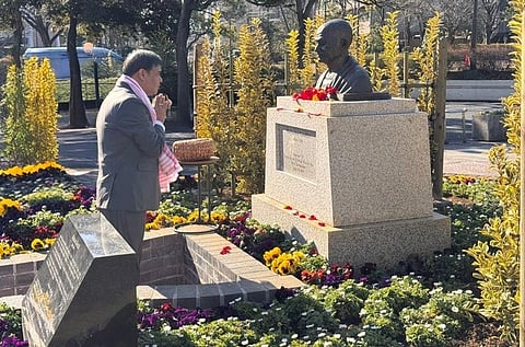 Himanta Biswa Sarma Pays Tribute to Gandhi, Highlights Swadeshi and Rural Self-Reliance
