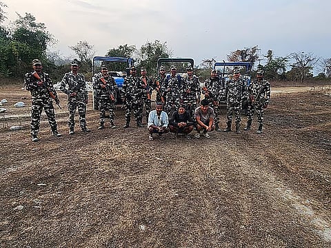 असम: छठी बटालियन एसएसबी ने चिरांग जिले में भूटान सीमा से अवैध बोल्डर लदे ट्रैक्टर जब्त किए