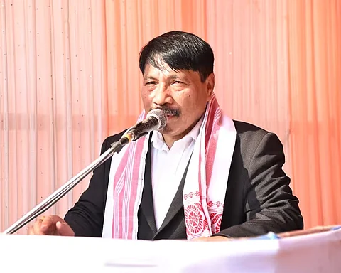 कृषि मंत्री अतुल बोरा ने ढकुआखाना एलएसी के लाभार्थियों को नए राशन कार्ड वितरित किए