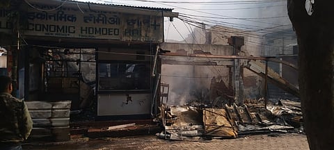 असम: तिनसुकिया में आग लगने की घटना, जिसमें 16 दुकानें तबाह हो गईं, पर मिली-जुली प्रतिक्रिया आ रही है