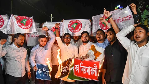 अखिल असम छात्र संघ ने नागरिकता संशोधन अधिनियम के नियमों की प्रति जलाई