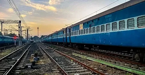 असम: रेल ट्रैक पर फंसी कार; करीमगंज जिले में बड़ा हादसा टल गया