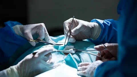 डॉक्टरों ने महिला के कूल्हे की मांसपेशियों में 3 साल से फंसी सुई निकाली