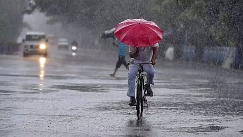 असम के नलबारी जिले में लगातार बारिश से मतदान का उत्साह कम नहीं हुआ