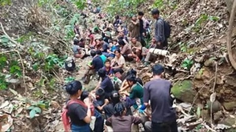 मिजोरम समाचार:
बांग्लादेश से 27 महिलाओं और 24 बच्चों सहित 65 और शरणार्थियों ने मिजोरम में शरण ली है