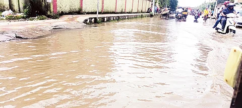 असम: भारी बारिश के बाद डिब्रूगढ़ अचानक बाढ़ से जूझ रहा है