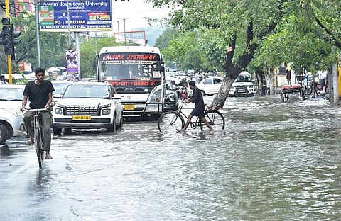 असम: रात भर हुई बारिश से आई भीषण बाढ़ से गुवाहाटी शहर थम सा गया