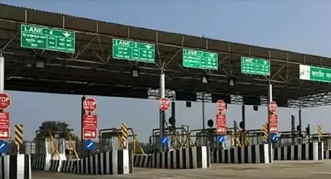 असम: टोल टैक्स में बढ़ोतरी के बीच राष्ट्रीय राजमार्ग-27 पर बाढ़ से आक्रोश